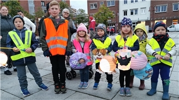 Kinder mit Laternen auf dem Nordenhamer Marktplatz