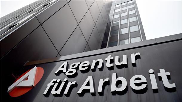 Zahl der Erwerbstätigen im Norden erneut gestiegen Das Signet der Bundesagentur für Arbeit an einem Gebäude.