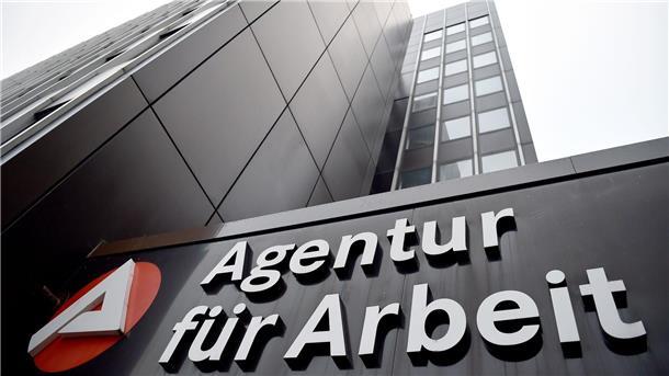 12.000 Ukrainer arbeiten mit Sozialversicherung Das Signet der Bundesagentur für Arbeit an einem Gebäude.