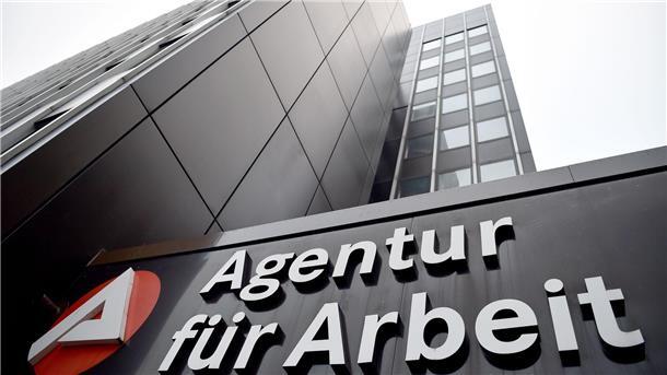 Das Signet der Bundesagentur für Arbeit an einem Gebäude.