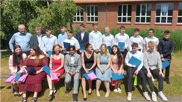 Das sind die Absolventen, die die Zinzendorfschule nach der 10. Klasse verlassen.