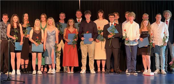 Das sind die frisch gebackenen Abiturientinnen und Abiturienten der Zinzendorfschule. An diesem Sonnabend feiern sie ihren Abiball. 
