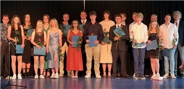 Das sind die frisch gebackenen Abiturientinnen und Abiturienten der Zinzendorfschule. An diesem Sonnabend feiern sie ihren Abiball. 