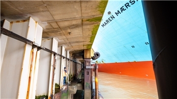 Das sind Dimensionen... Christoph Haase steht in der Wellenkammer der Stromkaje und schaut auf den Bug der „Maren Maersk“. Die Sensoren des Schiffs-Anlege-Messsystems sind an der Betondecke montiert und messen den Abstand zum Schiff.