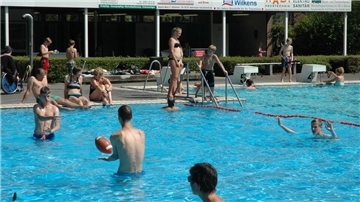 Das Bild zeigt Badende im Sittenser Freibad. 