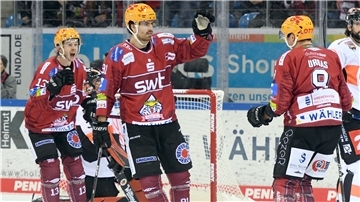Das slowenische Trio um Ziga Jeglic (v.l.), Miha Verlic und Jan Urbas ist die Lebensversicherung der Pinguins.