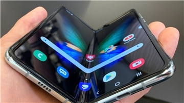 Das Smartphone Galaxy Fold von Samsung: Googles Smartphone soll aufgefaltet ein 7,6 Zoll großes Display haben - genauso groß wie beim Konkurrenz-Gerät.