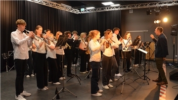 Das Sommerkonzert des Gymnasiums war mehr als ein musikalischer Ausklang des Schuljahres – es war ein Fest der Talente, Stile und Generationen. Unser Foto zeigt das Jugendorchester mit Leiter Tobias Postel.