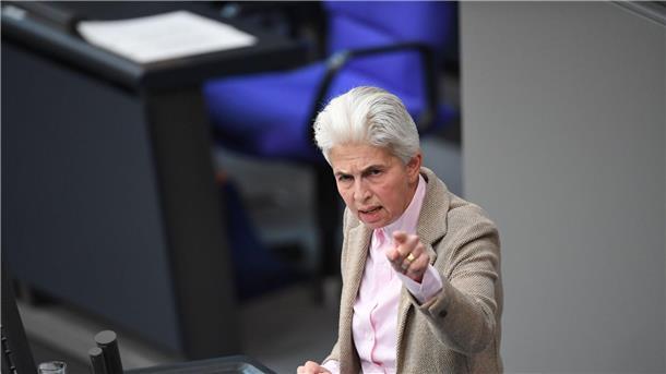 Strack-Zimmermann: Ausrüstung und Ukraine-Hilfe sichern „Das Sondervermögen Bundeswehr in Höhe von 100 Milliarden Euro bleibt weiter vorhanden, da es im Grundgesetz verankert ist. Hier gibt es keine Auswirkungen des Urteils“, sagt Marie-Agnes Strack-Zimmermann.