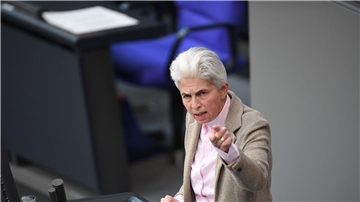 „Das Sondervermögen Bundeswehr in Höhe von 100 Milliarden Euro bleibt weiter vorhanden, da es im Grundgesetz verankert ist. Hier gibt es keine Auswirkungen des Urteils“, sagt Marie-Agnes Strack-Zimmermann.