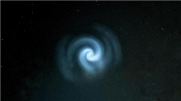 Eine blaue Spirale am Abendhimmel sorgt für Aufregung.