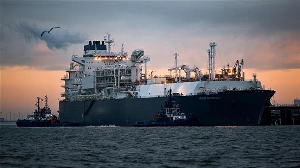Umwelthilfe legt Widerspruch gegen LNG-Terminal ein Das Spezialschiff „Höegh Esperanza“ dient als schwimmende Plattform, um Flüssigerdgas (LNG) anzulanden und zu regasifizieren.