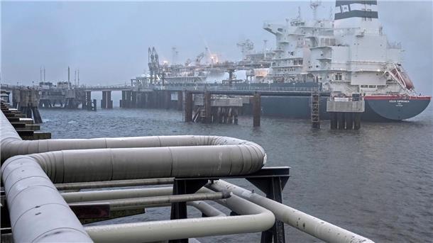 Das Spezialschiff „Höegh Esperanza“ liegt am LNG-Terminal in Wilhelmshaven vor Anker.