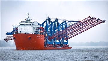 Das Spezialschiff „Zhong Ren 121“ fährt auf See mit drei hochautomatisierten Containerbrücken an Bord, die für den Hamburger Hafen bestimmt sind. 