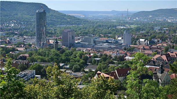 Das Stadtgebiet von Jena an einem heißen Sommertag. (Archivbild)