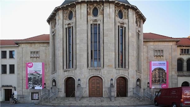 Bremerhavener Theater zeigt Drama mit türkischen Übertiteln Das Stadttheater Bremerhaven zeigt ein Stück mit türkischen Übertiteln. (Archivbild)
