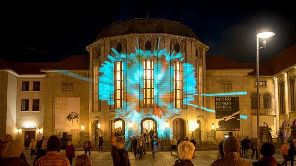 Das Stadttheater im Schein futuristischer Animationen: Ein Erlebnis, das zahlreiche Gäste an drei Abenden auf den Theodor-Heuss-Platz zog