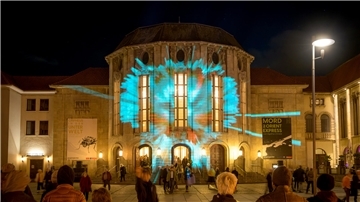 Das Stadttheater im Schein futuristischer Animationen: Ein Erlebnis, das zahlreiche Gäste an drei Abenden auf den Theodor-Heuss-Platz zog