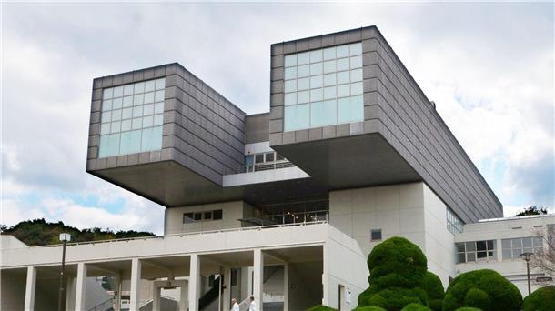 Preisgekrönter japanischer Architekt Isozaki gestorben Das Städtische Kunstmuseum Kitakyushu (Kitakyushu Municipal Museum of Art), das von Arata Isozaki entworfen wurde.