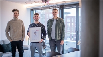 Das Start-up Bheaven Premium Homes erhält den ersten Platz des Tourismuspreis (v.l.) Tim David Müller-Zitzke, Till Biele und Nuradin Schöning