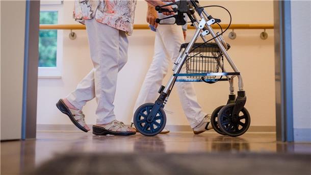 Das Statistische Bundesamt erwartet, dass der Bedarf an Pflegekräften bis 2049 auf insgesamt 2,15 Millionen ansteigt.