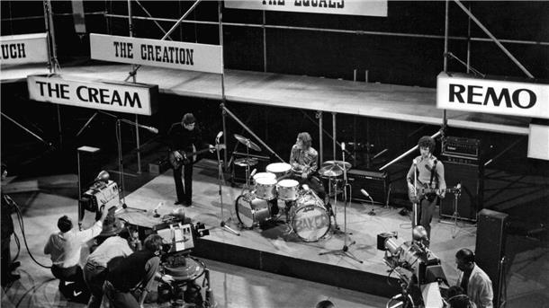 Das SW-Foto aus den 60er Jahren zeigt die britische Supergruppe „The Cream" während einer Aufzeichnung der legendären „Beat-Club“-Sendung von Radio Bremen. Vor 60 Jahren schockte der kleinste Fernsehsender der ARD die ältere Generation zum ersten Mal mit Go-Go-Girls, Miniröcken und wilden Mähnen. Die Jugend hingegen konnte erstmals ihre geliebte Beatmusik im Fernsehen erleben und war begeistert.