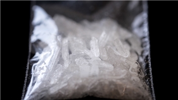 Das synthetisch hergestellte Crystal Meth bezeichnet eine Kristallform von Methamphetamin, was wiederum eine Abwandlung des Aufputschmittels Amphetamin ist.