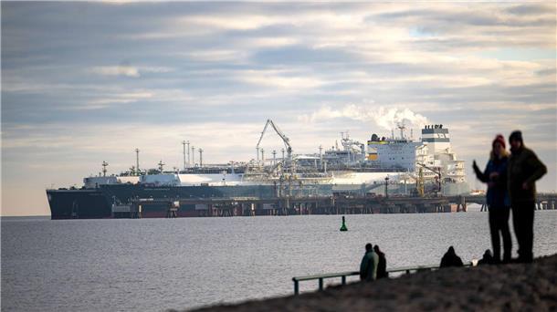 LNG-Terminal ohne negativen Auswirkungen auf Wasserqualität Das Tankschiff „Maria Energy“ (hinten) liegt am schwimmenden LNG-Terminal.