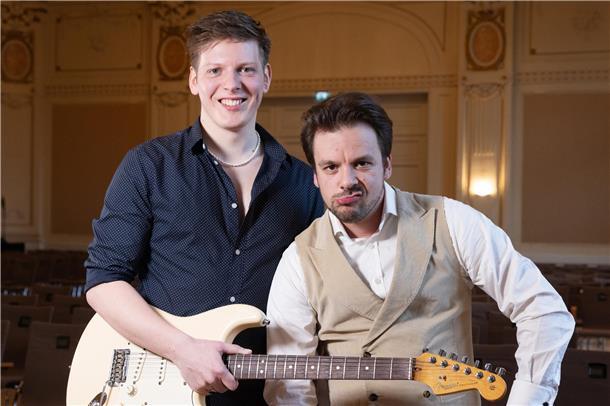 Mann mit Gitarre und noch ein Mann