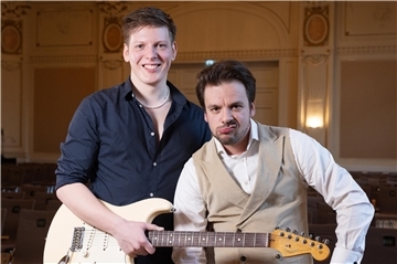 Mann mit Gitarre und noch ein Mann