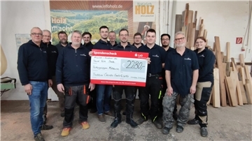 Team der Tischlerei Gerdes mit symbolischem Spendenscheck über 2280 Euro