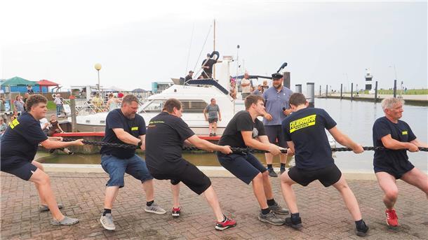 Das Team der Wremer Feuerwehr, kurz bevor es „baden“ ging.