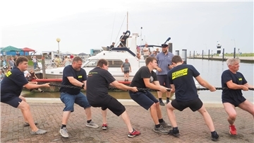 Das Team der Wremer Feuerwehr, kurz bevor es „baden“ ging.