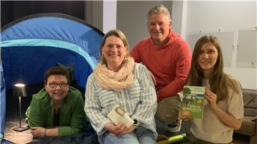 Das Team der Zevener Bibliothek und Autor Andreas Winkelmann beim Leseabend.
