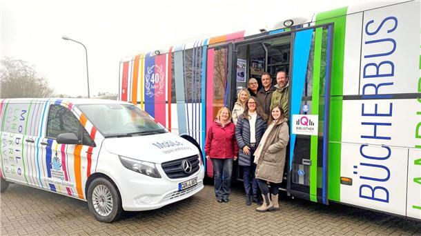 Das Team des Bücherbusses und der MobiLe vor ihren Fahrzeugen