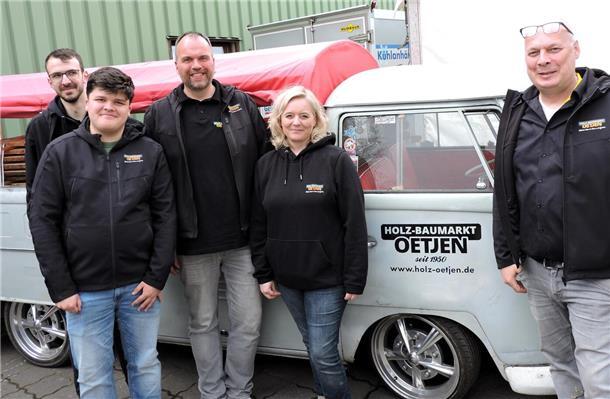 Das Team des Holzfachhandels Oetjen mit Jens Oetjen (rechts) und Birgit Peper freut sich über das gelungene Frühlingsfest. 