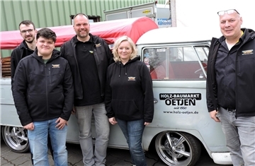 Das Team des Holzfachhandels Oetjen mit Jens Oetjen (rechts) und Birgit Peper freut sich über das gelungene Frühlingsfest. 