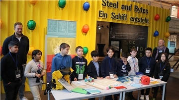 Das Team des „Spiel-Rucksacks“ stellt das neue Mitmach-Angebot des Deutschen Schifffahrtsmuseums vor. Maßgeblich war eine Gruppe von Kindern von der Gorch-Fock-Schule an der Entstehung beteiligt.
