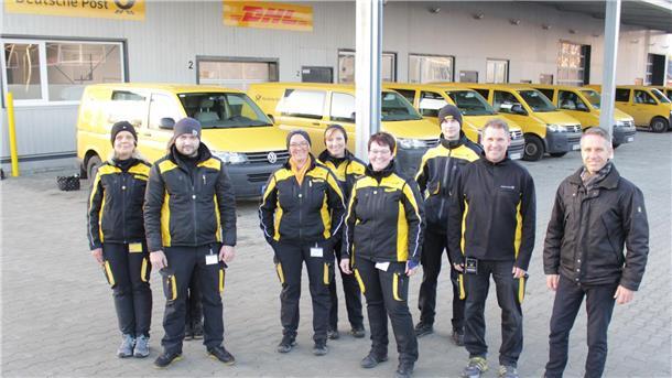 Das Team des Standortverteilzentrums Hagen freut sich über die neuen Arbeitsbedingungen im Gewerbegebiet Döhrenacker. Neben Vermieter Stefan Wesenberg (rechts) und Standortleiterin Gaby Glinka (4.v.r.) zeigen sich die Zusteller nach dem Umzug vom Amtsdamm zufrieden.