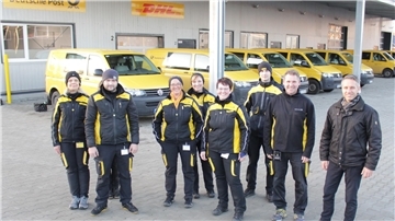 Das Team des Standortverteilzentrums Hagen freut sich über die neuen Arbeitsbedingungen im Gewerbegebiet Döhrenacker. Neben Vermieter Stefan Wesenberg (rechts) und Standortleiterin Gaby Glinka (4.v.r.) zeigen sich die Zusteller nach dem Umzug vom Amtsdamm zufrieden.
