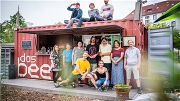 Das Team mit (von links oben): Markus, Levy, Patrick und (von links unten) Marnie, Martina, Bettina, Hauke, Raffa, Zanda, Moritz, Danchi, Jason geben ihr Bestes, damit sich alle Gäste wohlfühlen.