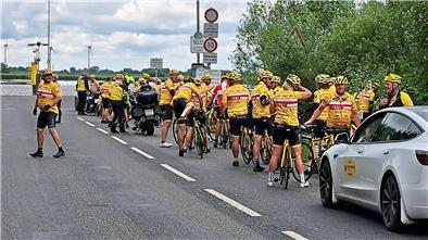 Das Team Rynkeby Tour aus Dänemark wartet in Sandstedt auf die Fähre. Ziel ist Paris. 