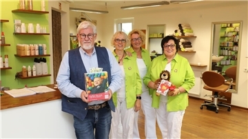 Das Team von „Mein Friseur“ in Alfstedt, Marita Thien (von rechts), Ina Röhrs und Uta Jaroni, überreichte Reinhard Raab vom Verein Kinderhospiz Löwenherz am Freitag die mit 1.910 Euro prall gefüllte Spendenbox.