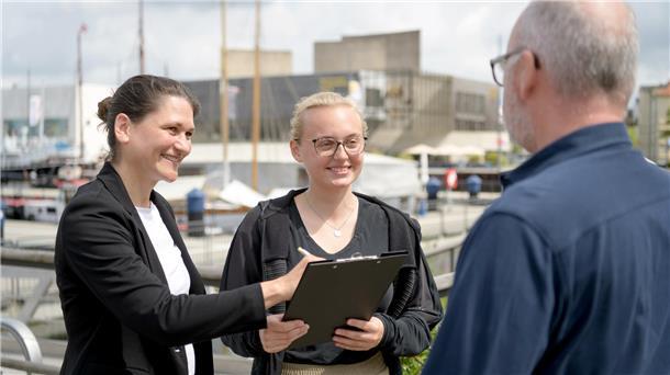 Das Team von Professorin Dr. Anna Wulf und Anna-Lena Ostendorf von der Hochschule Bremerhaven (von links) hat zahlreiche Touristen und Einheimische zum Thema „Bremerhaven als Reiseziel" befragt.