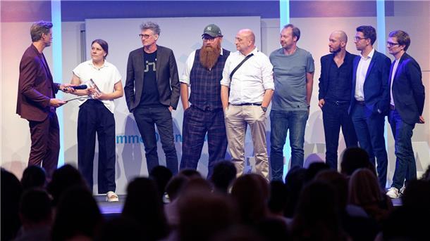 Das Team von „Teurer Wohnen“ freut sich bei der Verleihung des Grimme Online Award 2023 über den Preis in der Kategorie „Information“.