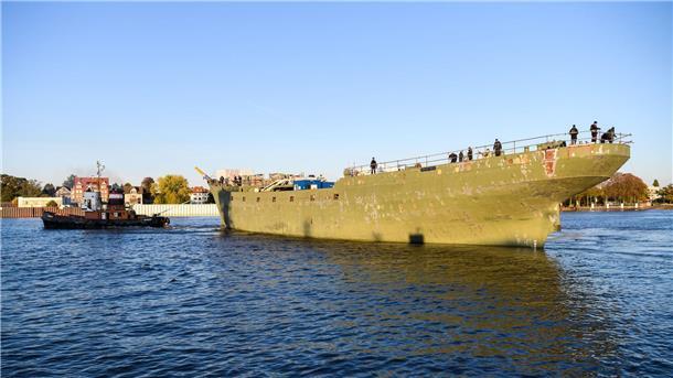 Das teilsanierte Marineschulschiff „Gorch Fock“ wird auf der Weser von der Fassmer-Werft zur Lürssen-Werft geschleppt.