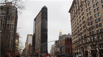 Das teilweise eingerüstete Flatiron Building in dem nach ihm benannten Flatiron District von Manhattan.