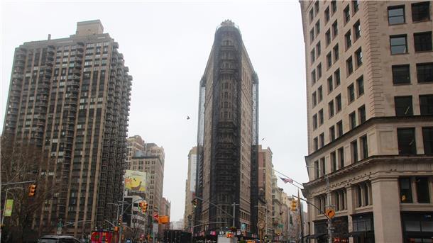 Das teilweise eingerüstete Flatiron Building in dem nach ihm benannten Flatiron District von Manhattan.