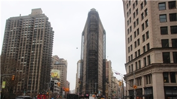 Das teilweise eingerüstete Flatiron Building in dem nach ihm benannten Flatiron District von Manhattan.