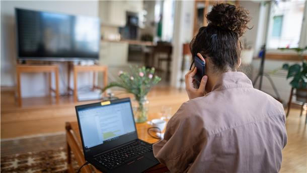 Das Telefon am Ohr, der Laptop auf dem Tisch: So sehen derzeit viele Heimarbeitsplätze aus. Auf den Kosten für Strom oder Heizung bleiben in der Regel die Arbeitnehmer sitzen.